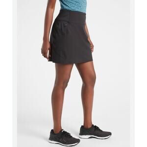Athleta Action Skort in Dobby 14.5" Black Size Medium Pockets No Slip Shorts